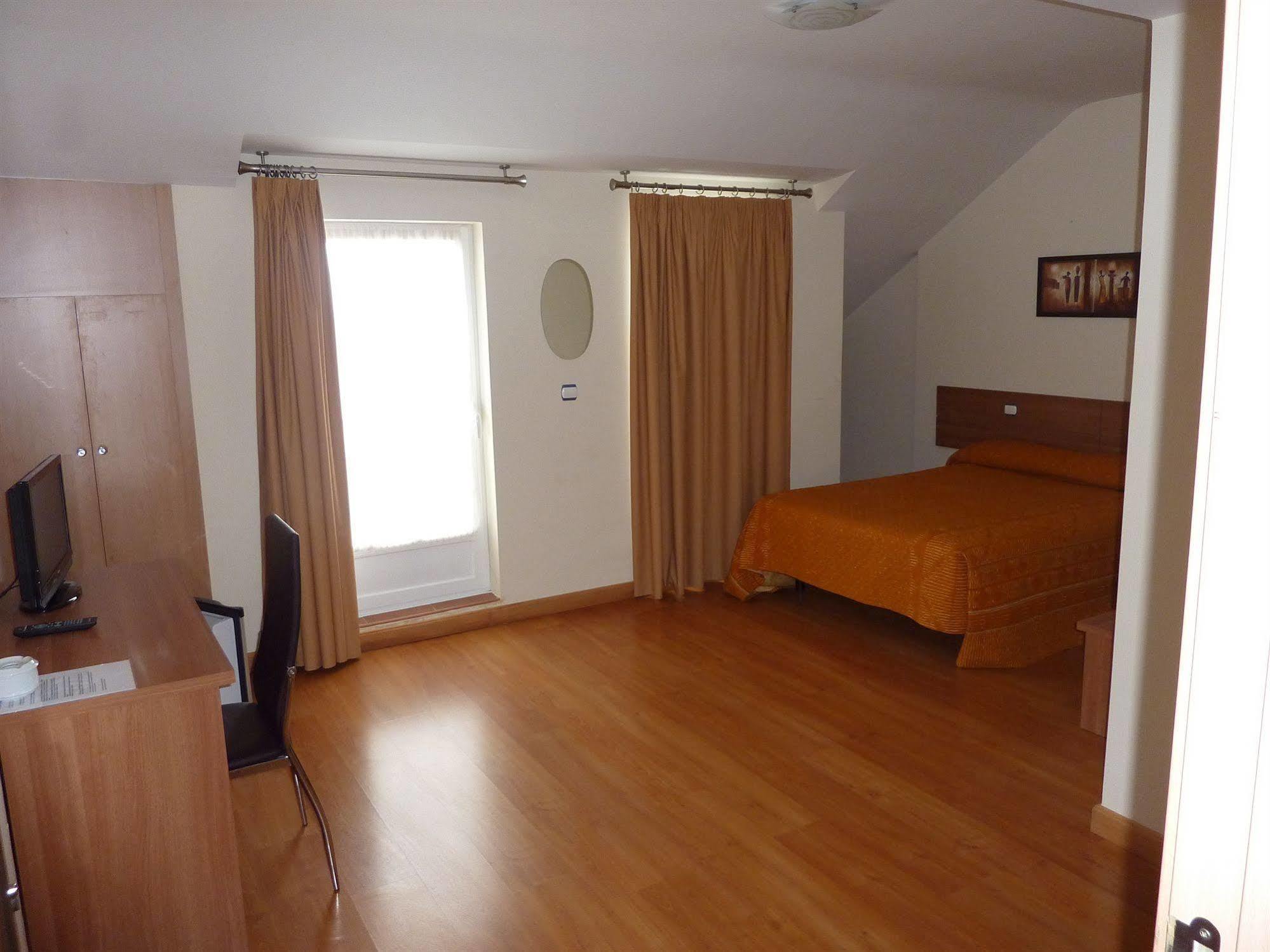Hostal La Morada La Cisterniga ภายนอก รูปภาพ