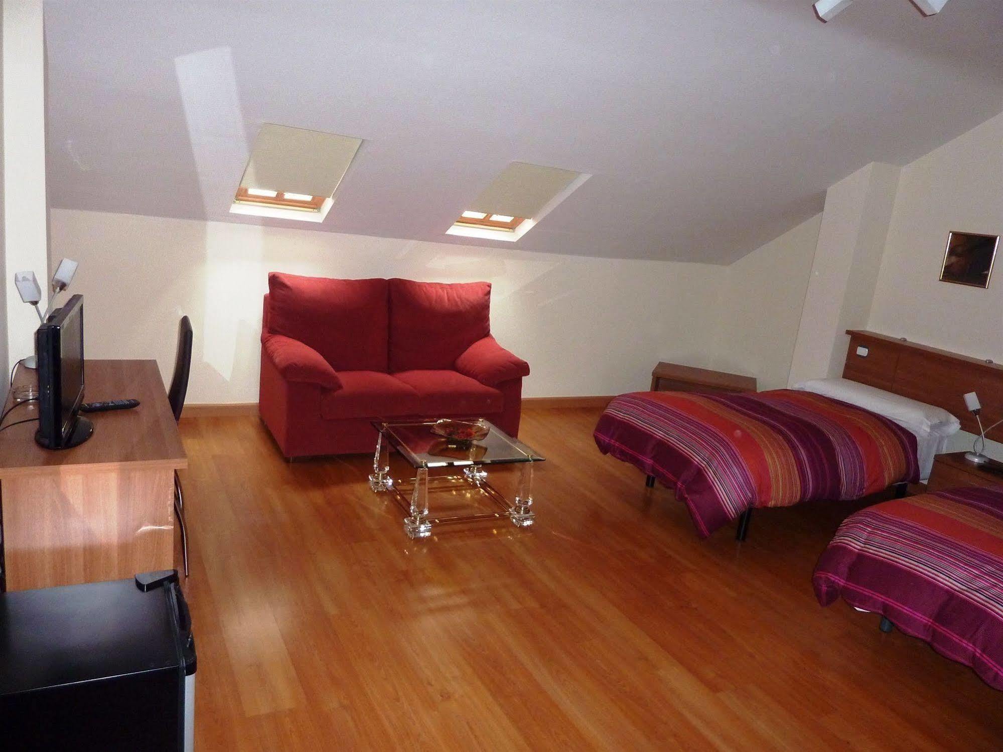 Hostal La Morada La Cisterniga ภายนอก รูปภาพ