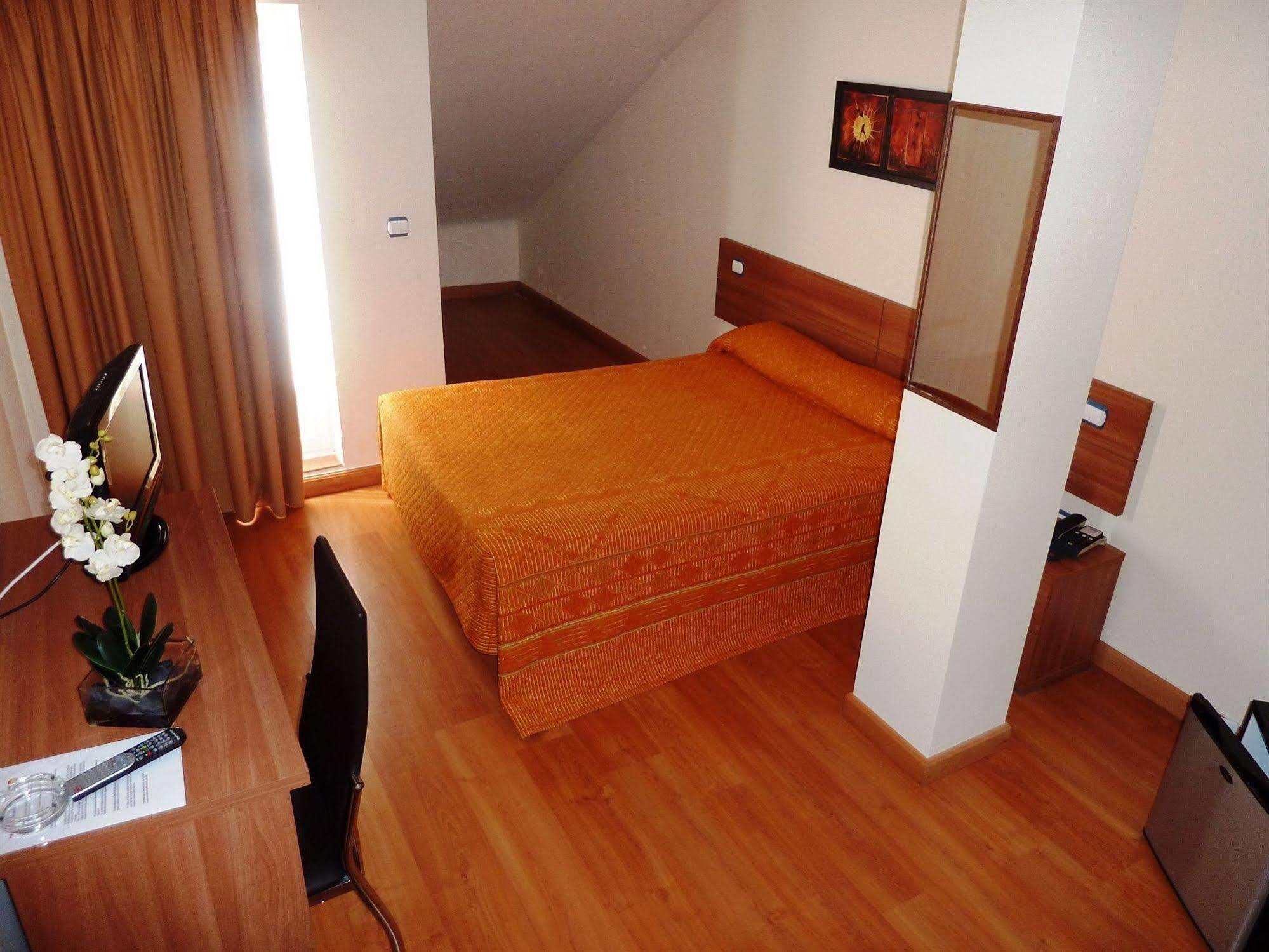 Hostal La Morada La Cisterniga ภายนอก รูปภาพ