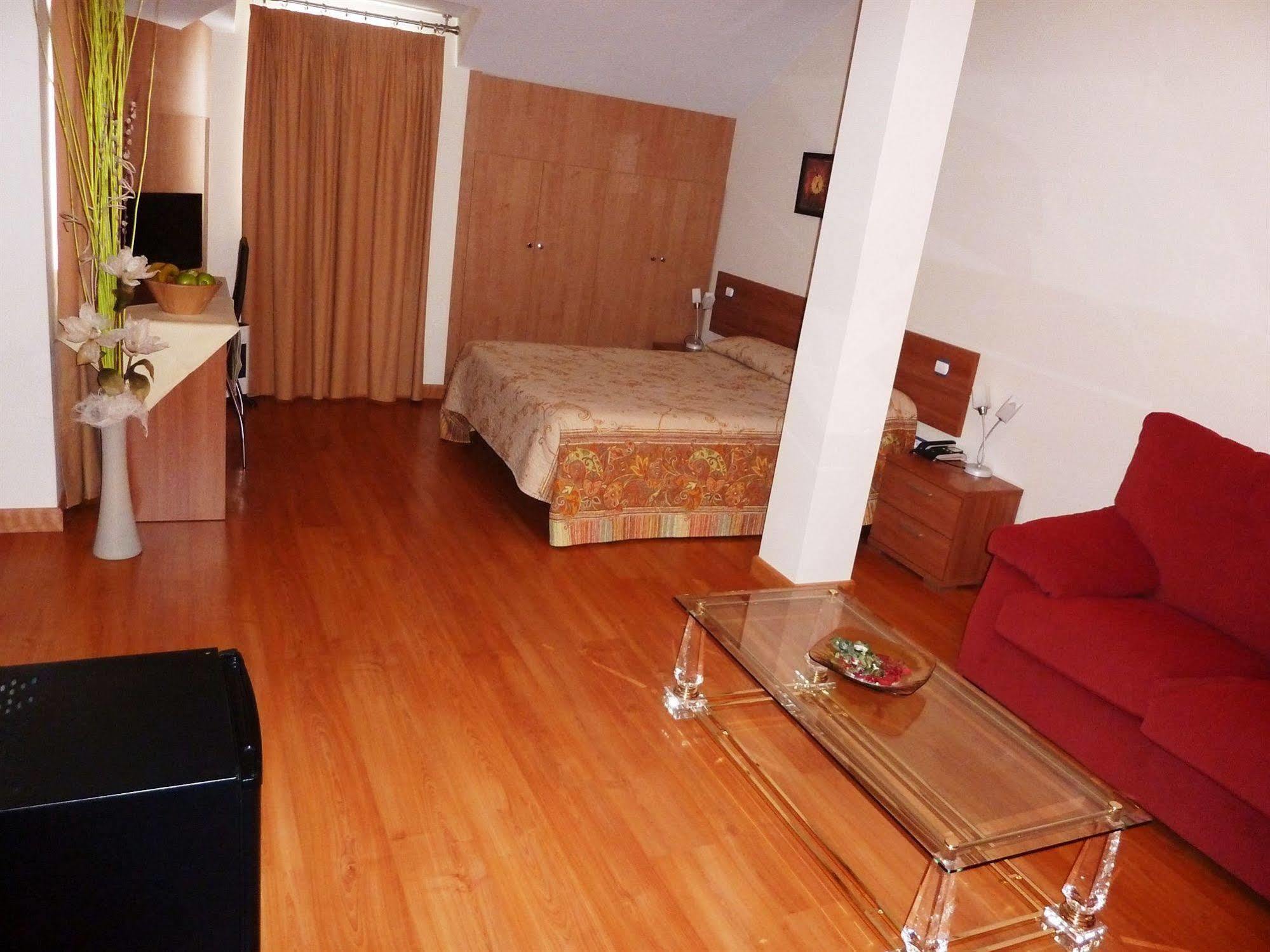 Hostal La Morada La Cisterniga ภายนอก รูปภาพ